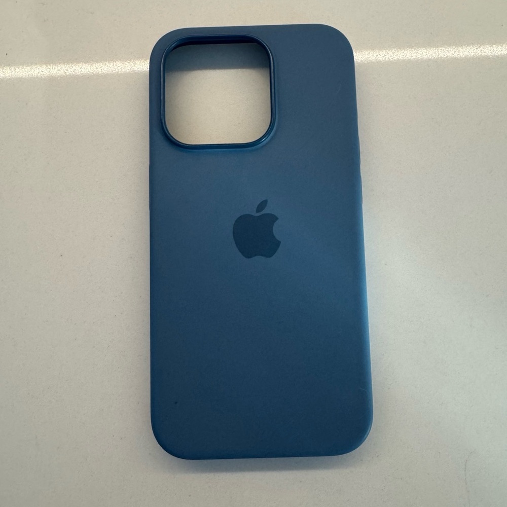Apple Silicone iPhone 15Pro Case - Winter Blue